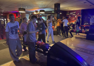 Uczniowie klasy VIIb ustawiają się przy torach w kręgielni.