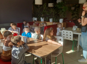 Grupa "0" na warsztatach w pizzerii