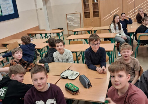 Uczniowie klasy Va siedzą w sali i rozwiązują zadania matematyczne.