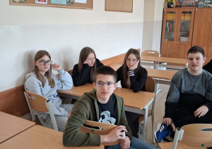 Uczniowie klasy VIIa siedzą w sali i wspólnie rozwiązują matematyczne zagadki.