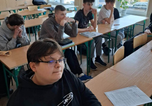 Chłopcy z klasy VIIIb siedzą w ławkach i rozwiązują zadania.