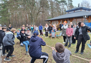 Chłopcy przeciągają linę, a pozostali uczniowie im kibicują