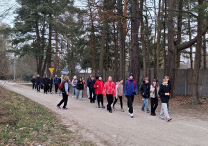 Uczniowie klas szóstych na trasie rajdu.