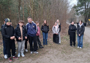 Uczniowie klasy VIb zatrzymali się na odpoczynek.