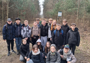 Klasa Vb stoi na leśnej ścieżce.