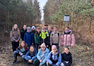 Klasa IVa w lesie na trasie rajdu.