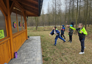 Chłopcy rzucają do tarczy.
