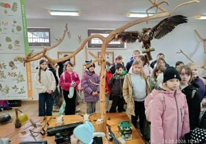 Uczniowie klasy IIIb w izbie przyrodniczej Nadleśnictwa Smardzewice.
