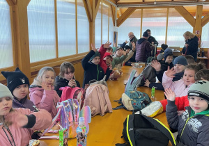 Dzieci z klasy IIb siedzą przy stołach oczekując na posiłek.