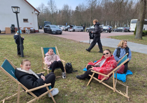 Dziewczynki z klasy VIa odpoczywają na leżakach.