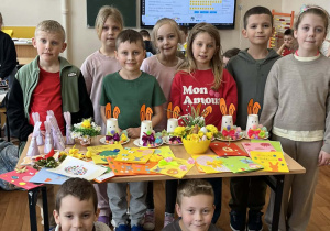 Uczniowie klasy Ib prezentują kartki z życzeniami oraz upominki dla seniorów.
