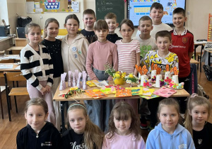 Uczniowie klasy IIa z przygotowanymi przez siebie upominkami i kartkami dla podopiecznych ZPO.