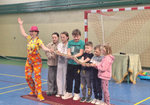 Dzieci trzymają węża.