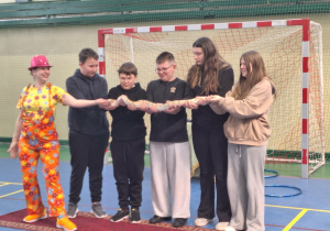 Uczniowie trzymają węża.