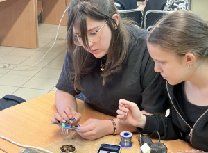 Dziewczynki składają według instrukcji zestaw edukacyjny.