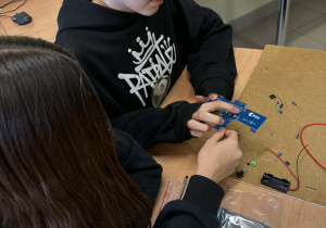 Dziewczynki próbują złożyć zestaw edukacyjny.