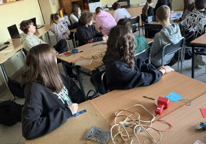 Uczniowie oglądają film instruktażowy.