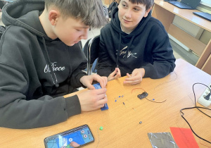 Chłopcy pracują z zestawem.