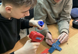 Chłopcy przy lutowaniu zestawu.