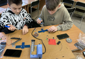 Chłopcy z klasy VIIb lutują zestaw.