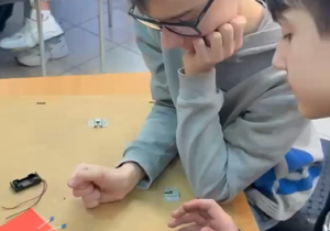 Uczniowie pracują przy montażu zestawu.