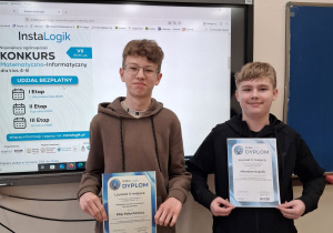 Chłopcy stoją z dyplomami za zdobycie II miejsc w swoich kategoriach.