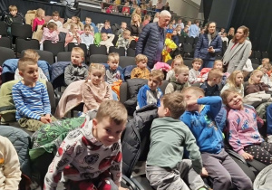 Dzieci siedzą na widowni.