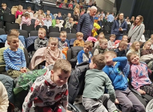 Grupa przedszkolna "0" na przedstawieniu teatralnym