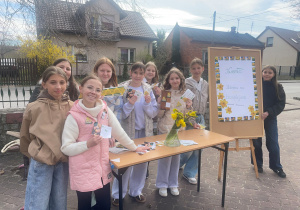 Młodsze wolontariuszki kwestują przed kościołem w Wielką Sobotę.
