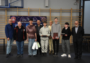 Zwycięzka drużyna stoi z opiekunem i organizatorami.