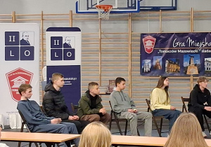 Uczniowie siedzą podczas teleturnieju.