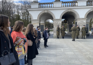 Dzieci przy Grobie Nieznanego Żołnierza.