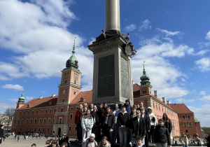 Uczniowie stoją pod Kolumną Zygmunta.
