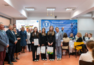 Dziewczynki z drużyny nr 2 z opiekunem po odebraniu dyplomu.