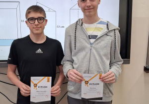 Wiktor Kulczyński i Piotr Dela z stoją z dyplomami.