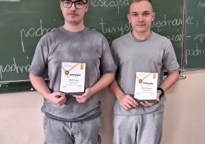 Maciej Karwas i Oskar Frąckowiak z dyplomami