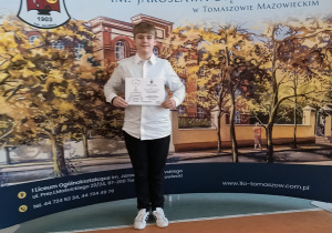 Nikodem Koprek prezentuje dyplom uzyskany w konkursie.