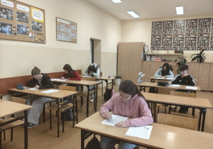 Uczniowie piszą konkurs ortograficzny.