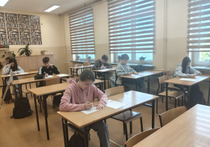 Uczniowie pracują podczas eliminacji do Miejskiego Konkursu Ortograficznego.