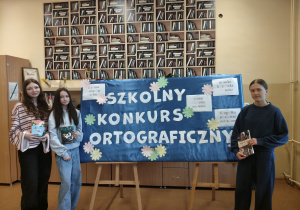 Laureatki eliminacji stoją z nagrodami.