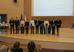 Piotr stoi z innymi laureatami.