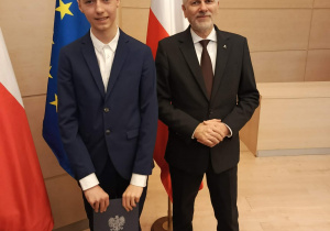 Piotr Dela stoi z Łódzkim Kuratorem Oświaty Panem Januszem Brzozowskim.