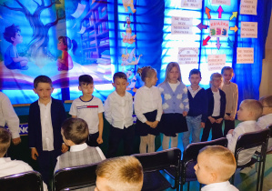 Uczniowie klas pierwszych stoją podczas uroczystości.
