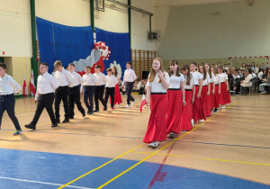Uczniowie klasy Vb tańczą poloneza.