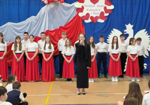 Solistka śpiewa na tle uczniów klasy Vb.