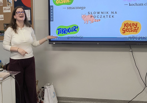 P. Maja prezentuje na tablicy podstawowe zwroty w języku tureckim.