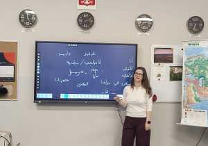 P. Maja Cedro pisze na tablicy po arabsku.