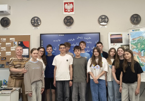 Uczniowie klasy VIIa z p. Mają oraz nauczycielem geografii.