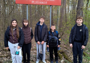 Uczniowie są w lesie na terenie łąk ciebłowickich.