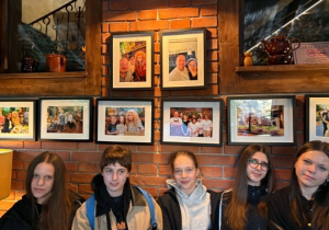 Dziewczynki stoją w restauracji pod zdjęciami z " Kuchennych rewolucji".